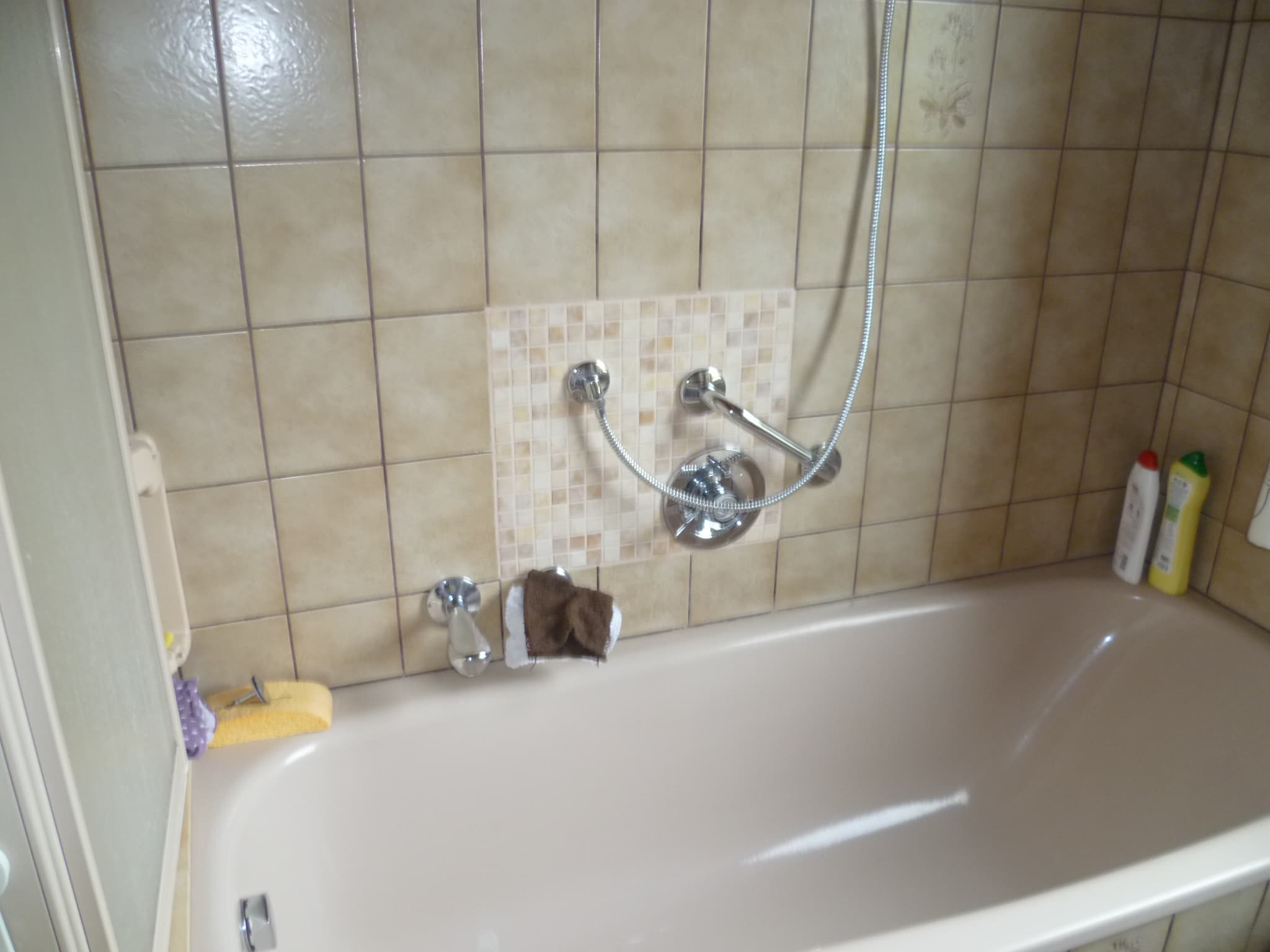 Barrierefreie Badsanierung mit Badewannentür