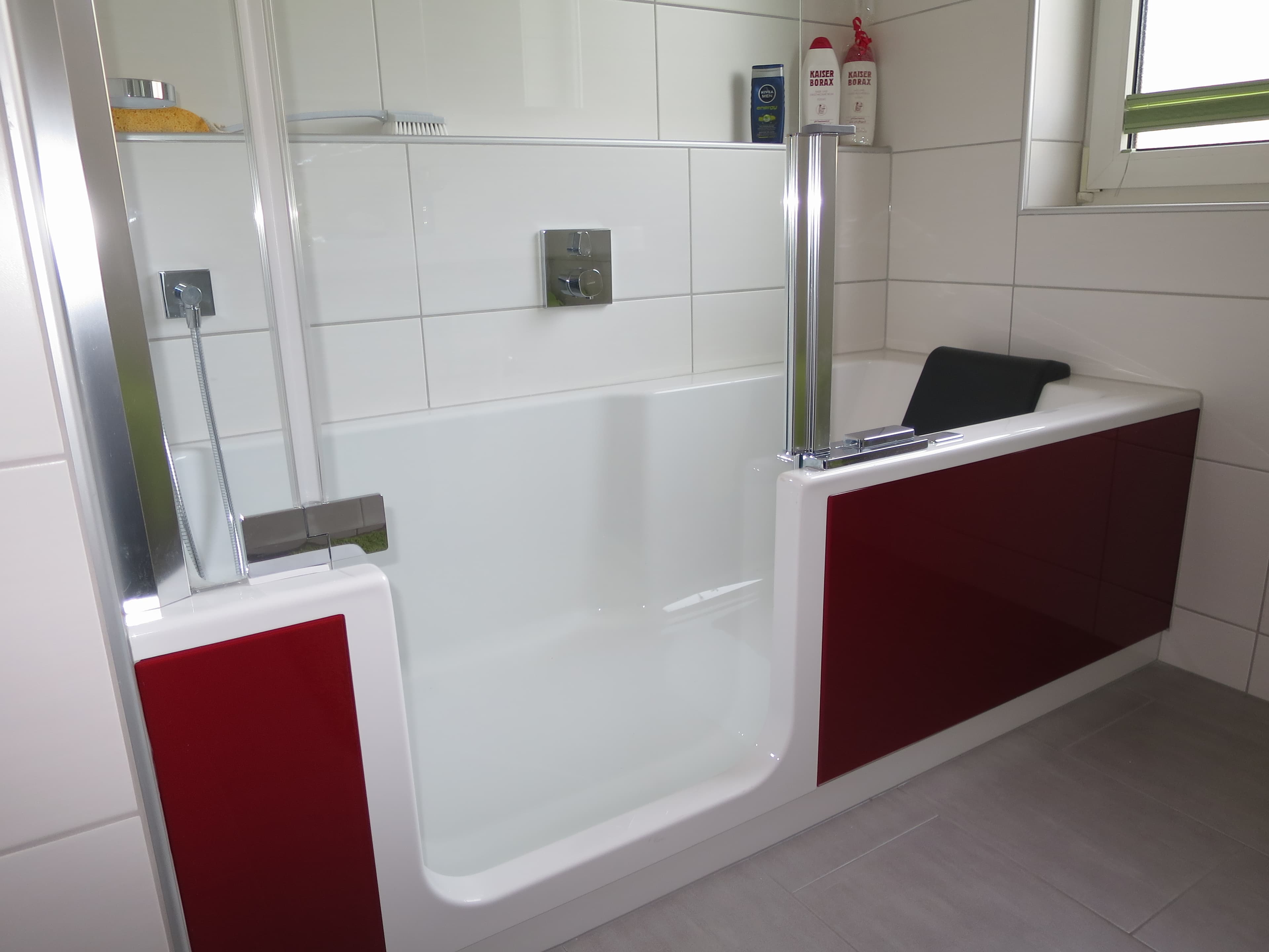 Barrierefreie Badsanierung mit Badewannentür